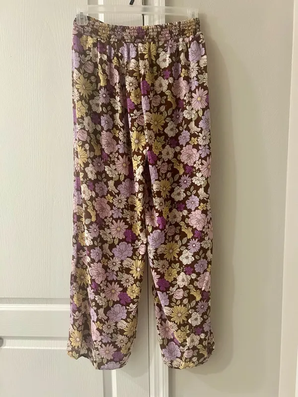 Le Lis Retro Floral Off-Shoulder Crop Top & Wide Leg Pants Two-Piece Set - Image 9