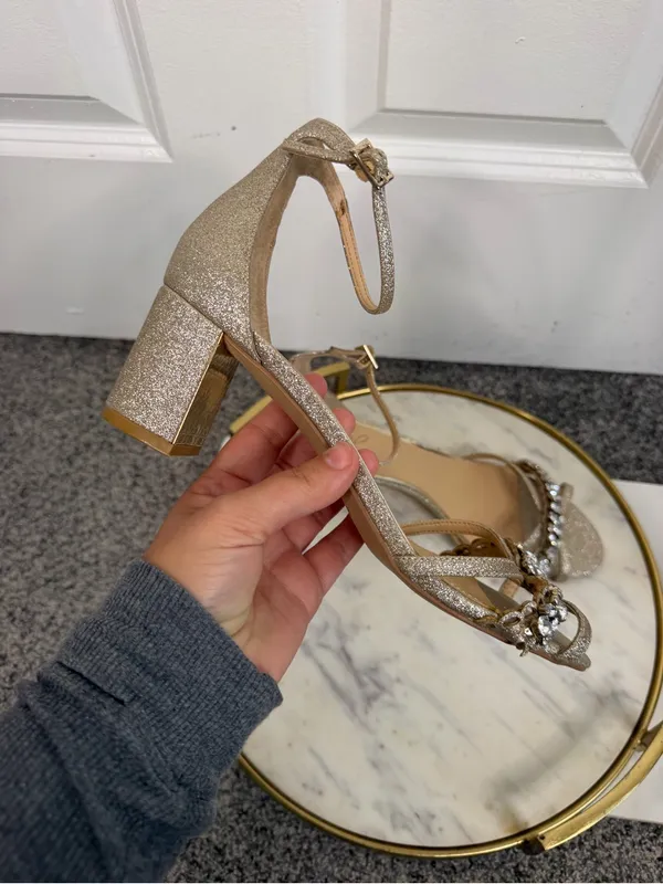 Jewel Badgley Mischka Sz 9W Gold Rhinestone Block Heel Sandals NWOT - Image 6