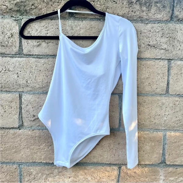 Superdown Revolve One Sleeve Long Sleeve White Bodysuit Size Small - Image 2