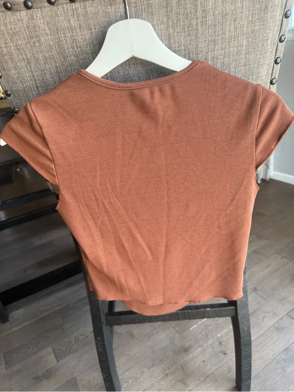 Women’s Cropped Scoop Neck Short Sleeve Top in Rust - Image 2