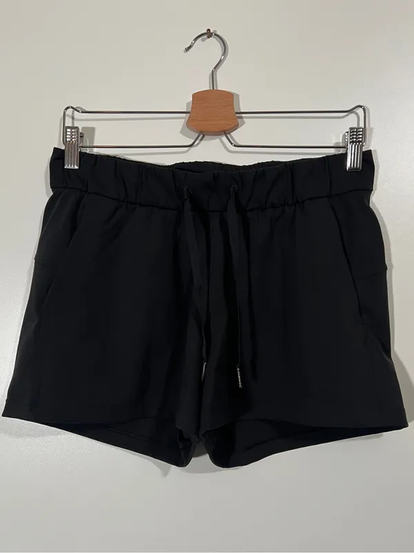 Lululemon On the Fly Shorts 2.5” Size 8 in Black with Pockets - Image 3