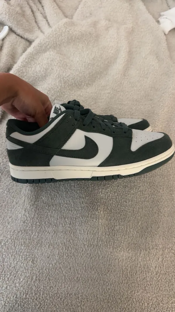 green Nike dunks. size 7 never worn - Image 2