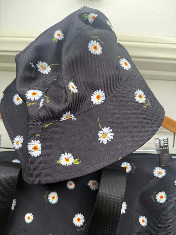 NWOT Alice + Olivia Black Daisy Print Weekender tote bag and matching hat - Image 4