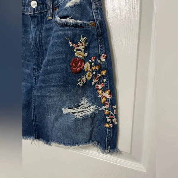 Abercrombie & Fitch‎ embroidered denim skirt size 25 - Image 4