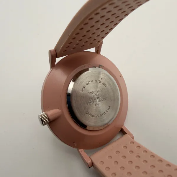 Stylish Pink Minimalist Women's Watch with Silicone Band, Working - Image 4