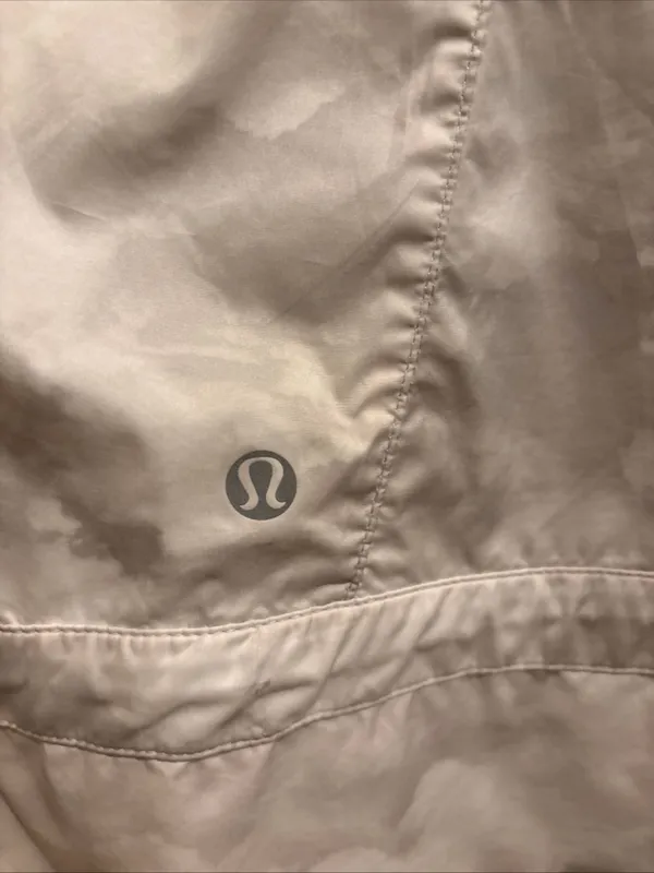 Lululemon Pack It In Miss Misty Jacket II size 6 light‎ grey white cloud print - Image 5