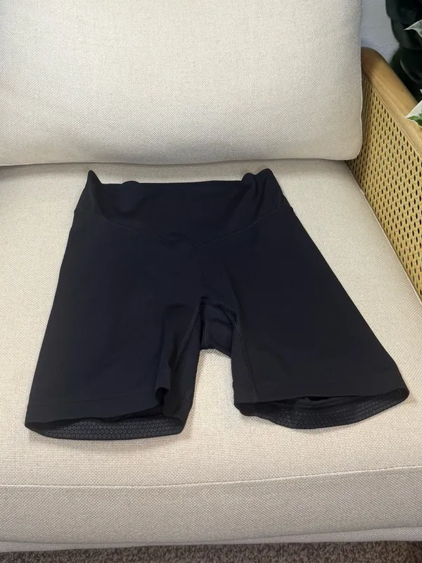 Lululemon Breezethrough High Rise Short 6" Size 6 - Image 4