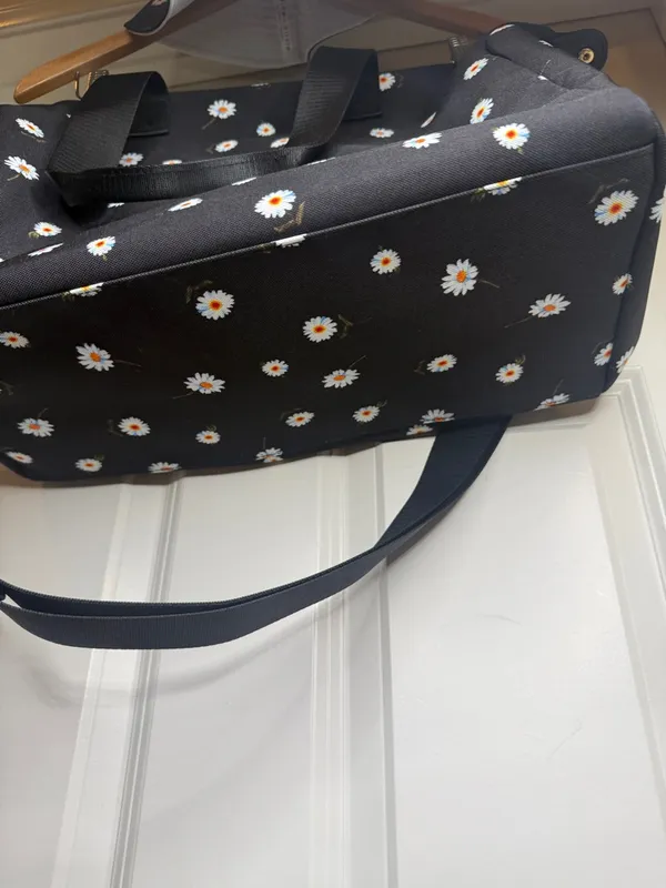 NWOT Alice + Olivia Black Daisy Print Weekender tote bag and matching hat - Image 5