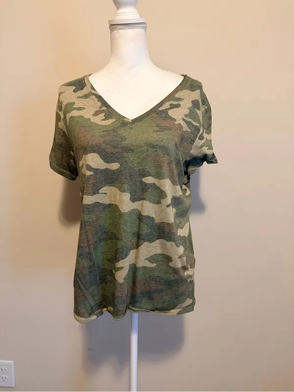 Lucky brand ultra-soft classic V-neck tee women's size medium oversized camo - Image 6