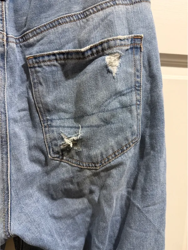 American Eagle Light Wash Mom Jeans Size 6 - Image 6