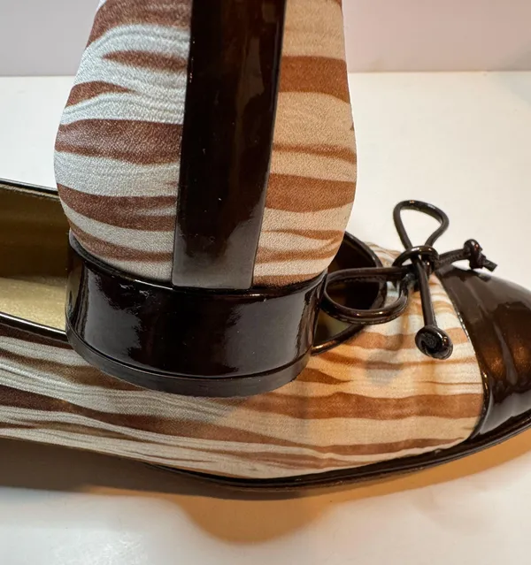 Womens 2 Tone Brown Flats Size 5 1/2B - Image 9