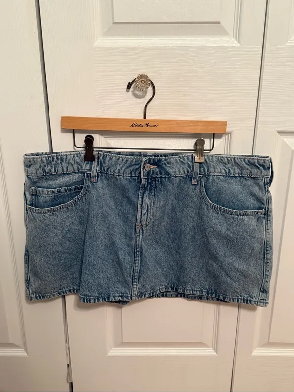 Hollister Bow Applique Low Rise Denim Micro skort in Light Wash - Image 2