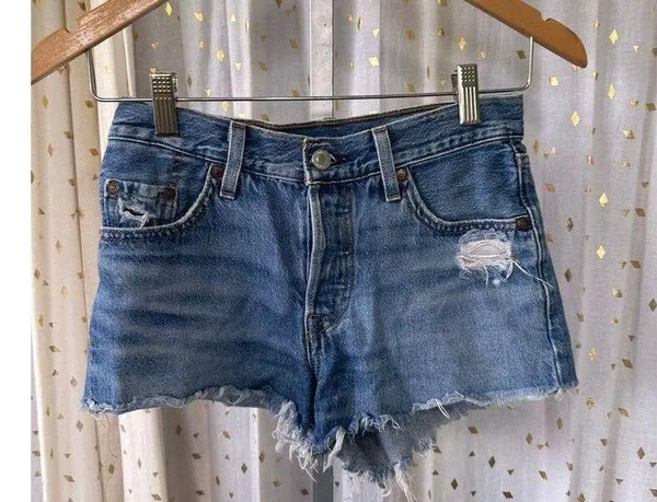 Levi's 501 Relaxed Fit Distressed Frayed Raw Hem Button Fly Denim Shorts 23 - Image 2