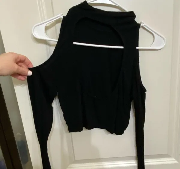 Long Sleeve Black Crop Top - Image 3