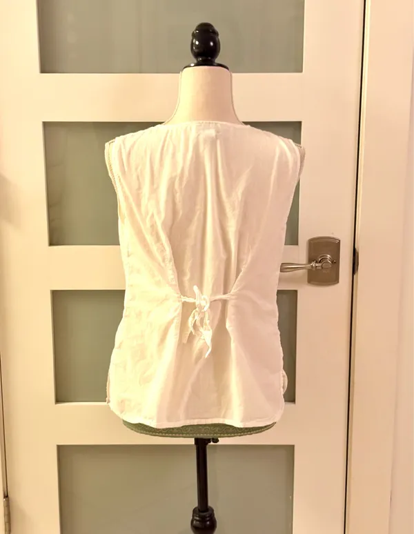 GLAMOUR white cotton sleeveless blouse with embroidered details and pleats on the front. - Image 3