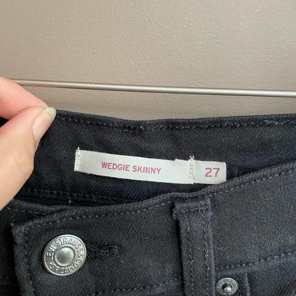 Levi’s Wedgie Skinny Distressed Raw Hem Jeans in Black‎ Size 27 - Image 5