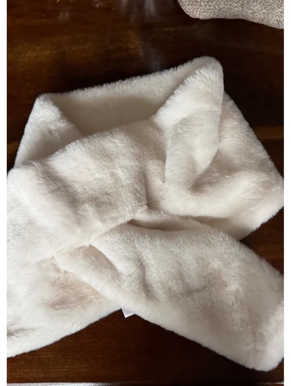 Cozy Cream Faux Fur Scarf - One Size - Image 2
