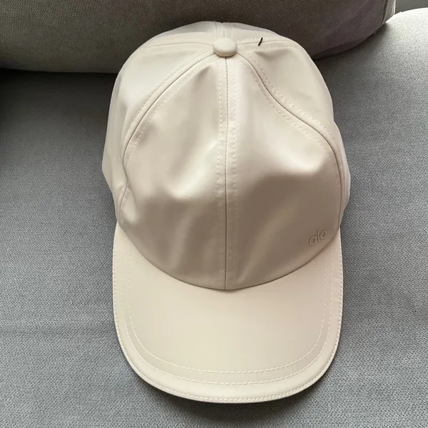 Alo Yoga Satin Off-Duty Cap Crème - Image 2