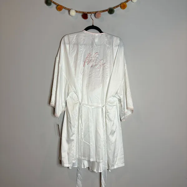NWT Lilac & London white bridal Mrs. Cloud Dancer robe camisole set - Image 2