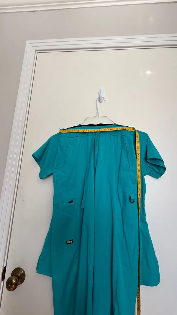 Stylish turquoise scrub ensemble from Grey's Anatomy. Features a V-neck top and matching pants. - Image 8