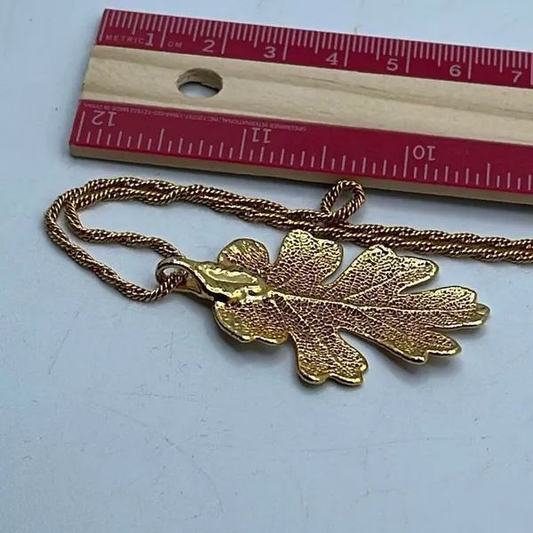 Vintage gold tone oak leaf pendant and 25” approximately chain. - Image 4