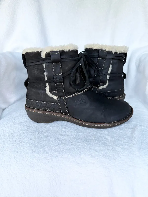 UGG AUSTRALIA COVE S/N 5136 SUEDE LEATHER GENUINE SHEEPSKIN Boots Size 9 Women’s - Image 2