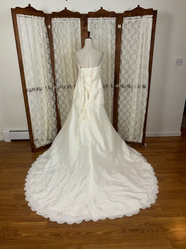 Stunning New Mori Lee Strapless Taffeta Wedding Gown - Image 5