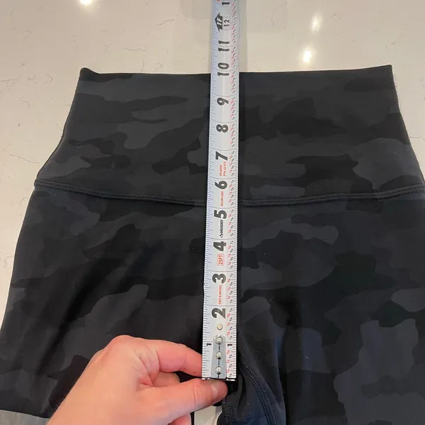 Lululemon Align Pant 25" Leggings in Black Camo size 4 - Image 9