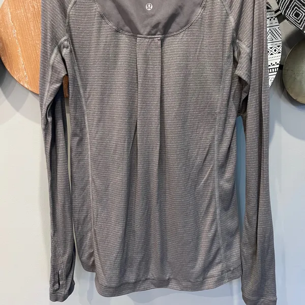 Lululemon Gray Space Dye Long Sleeve Active Top Thumbholes Pleated Back Sz 6 - Image 4