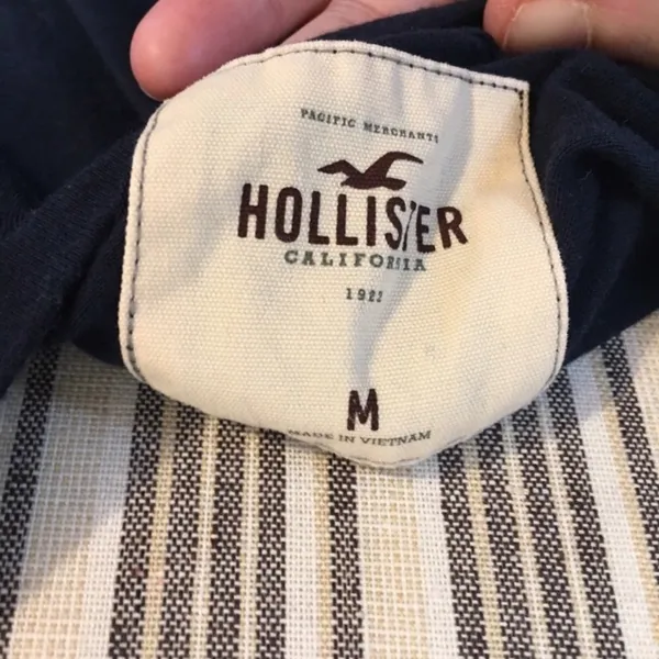 Hollister Floral and pearl top - Image 4