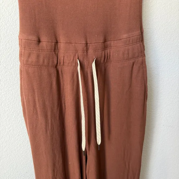 Vuori Pose Mudra Jumpsuit in Hazelnut Size Small - Image 7