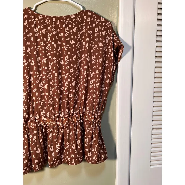 Nine West Women's Sz Medium Faux Wrap Peplum Blouse Tan Beige Animal Print Short - Image 9