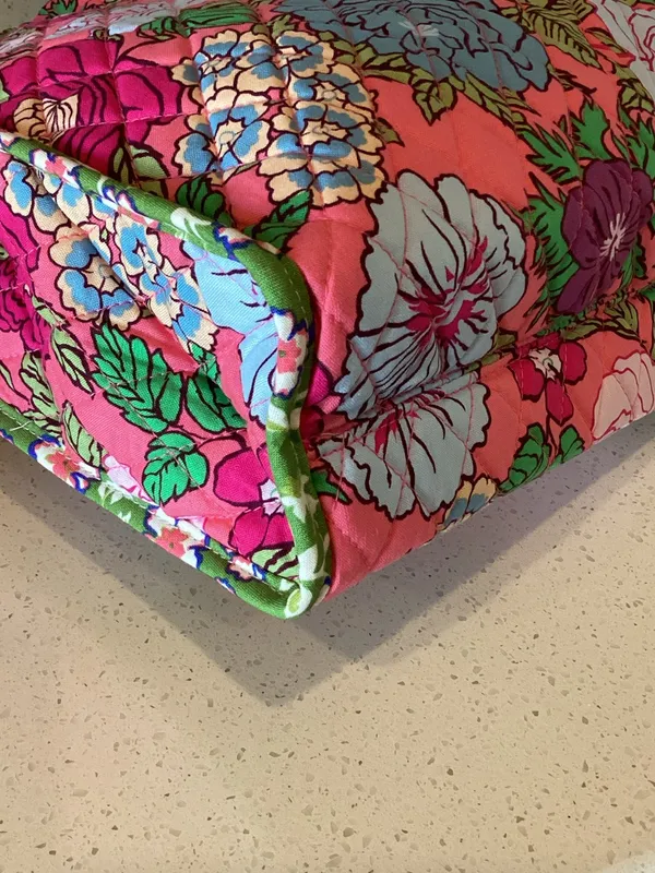 Vera Bradley Vibrant Gardenias Quilted Essential Tote - Image 6