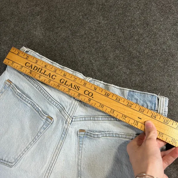 Abercrombie & Fitch The Mom Short Light Wash High Rise Distressed Denim 28 6‎ - Image 5