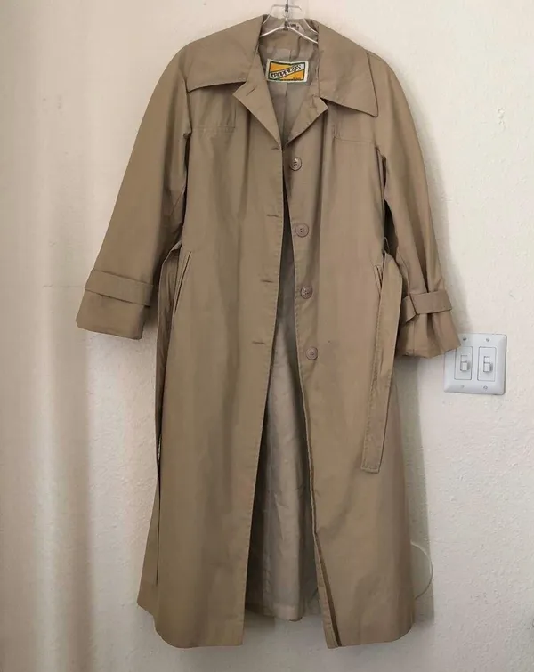 Vintage Beige Tan Khaki English style long sleeve trench coat with belt. Great condition - Image 2