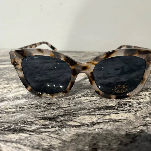 Tortoise Shell Sunglasses Brown - Image 3