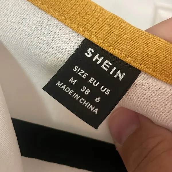 🩷 3/$18 SHEIN Cream and White Buttoned Boxy Top blue mustard yellow button down - Image 4