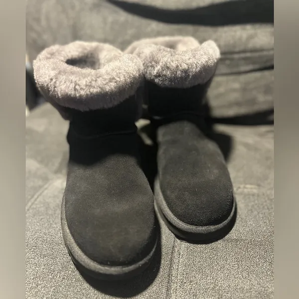 UGG Women's Saniya Mini Boots Black Suede Sheepskin Collar Size 9 1153512 - Image 2