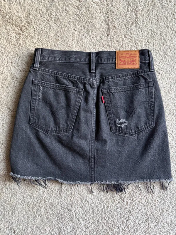 Levis Black/Grey Denim Mini Skirt summer Distressed Button Fly Raw Hem size 25 - Image 4