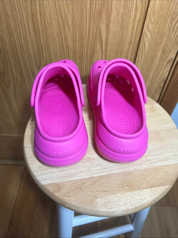 CROCS Kids Classic Clog in Vibrant Hot Pink - Image 3