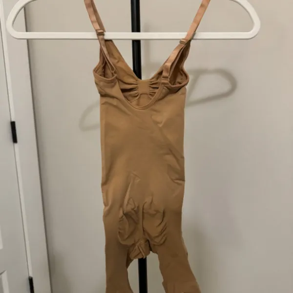 SKIMS low back mid thigh sculpting bodysuit - Image 5