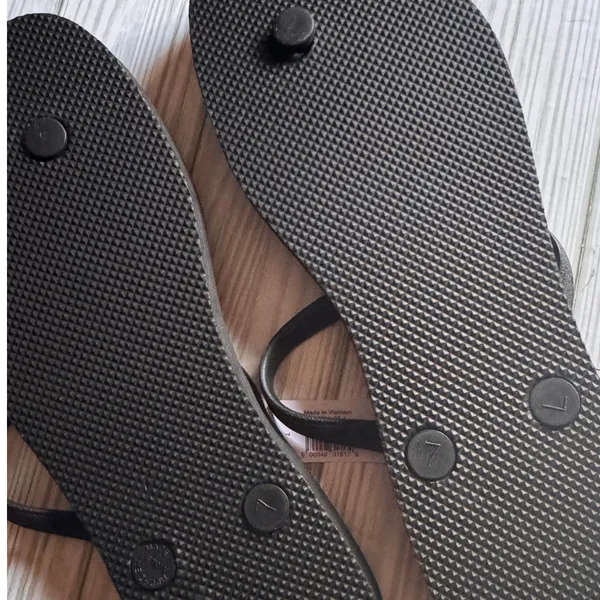 Old Navy Black Slim T Strap Flip Flops Low Heel Casual Style Sandals Sz 7 NWT - Image 7
