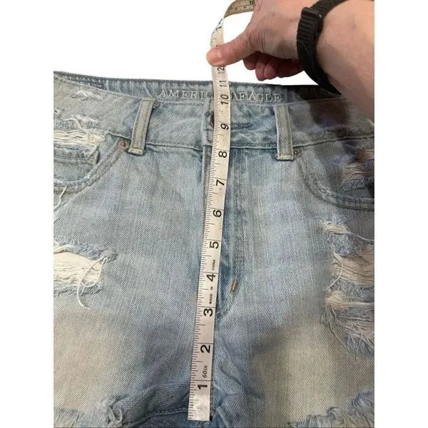 American Eagle Woman’s distressed, cut off denim shorts Sz 6 - Image 2