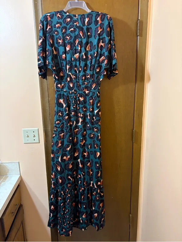 NWT Stillwater Green Cheetah Plunging Neckline Maxi Dress - Image 6