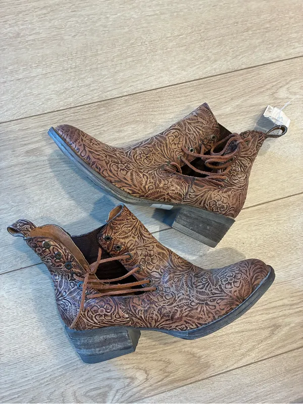 NEW Circle G Women’s Brown Embossed Engraved Lace Round Toe Ankle Boot Size 7.5 - Image 2