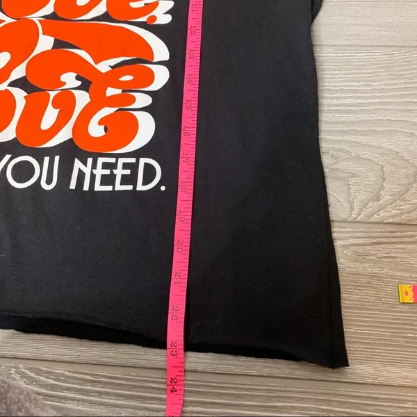 All you need is love‎ cropped boxy graphic tee - Image 4