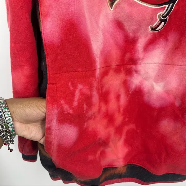 Reebok Tampa Bay Buccaneers Bleach Splatter Sweatshirt Size Large Off The Shoulder - Image 4