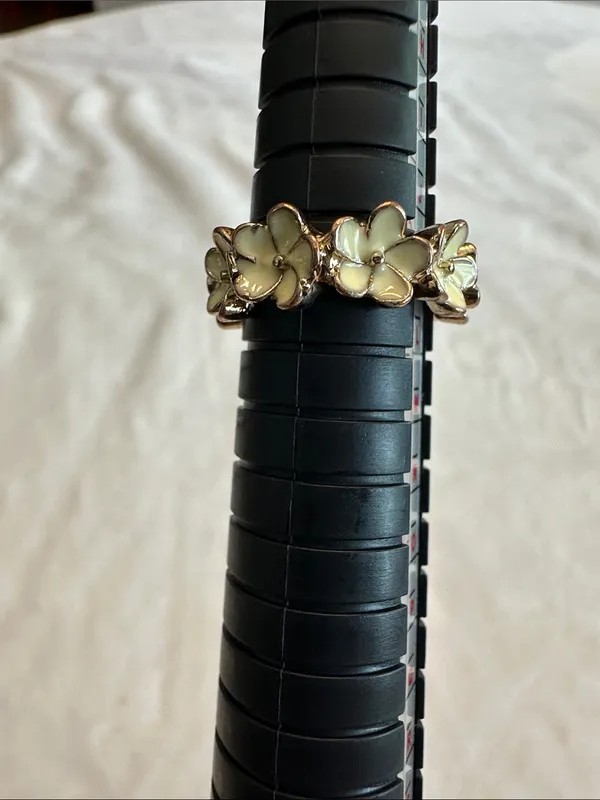 Gold Floral Enamel Band Ring - Cream Flowers- size 5 - Image 2