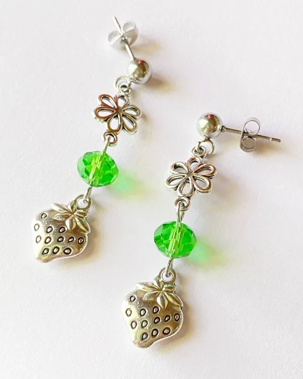 funky fairy Kawaii retro strawberry & green glass beads dangle unisex earrings 💚🍓 - Image 2