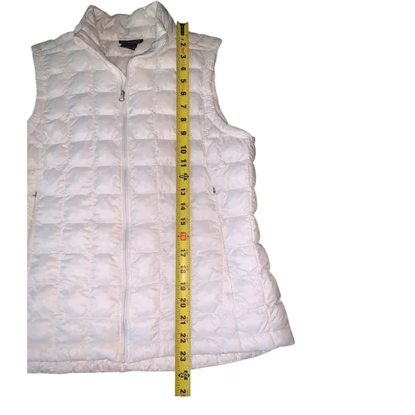 The North Face ThermoBall Eco Vest M White Puffer Gorpcore Layering Apres Ski - Image 7